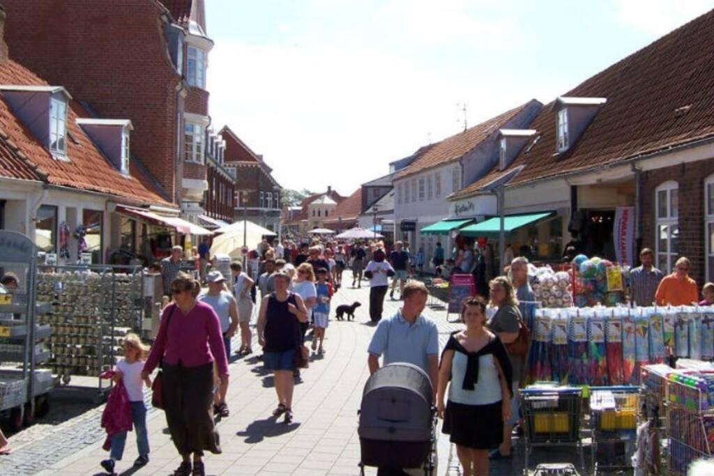 Hyggeligt Lille Byhus Lige Mellem Havnen Og Bytorv Ринкёбинг Экстерьер фото